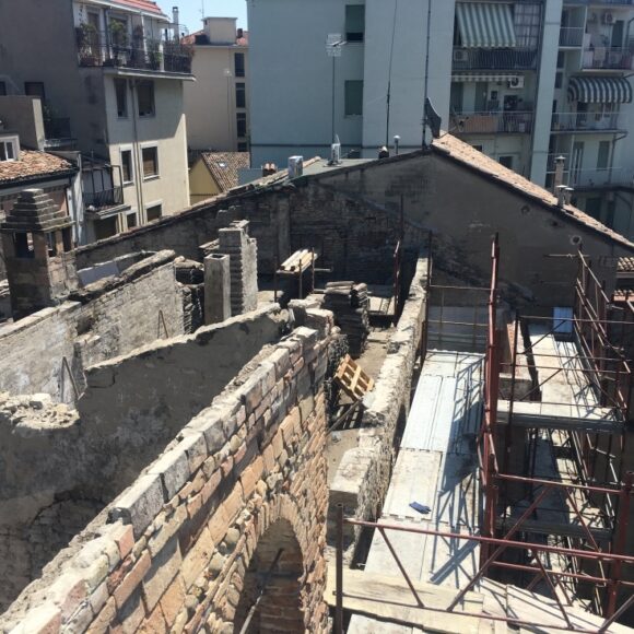 Piazzale S. Maddalena (PR) Demolizione del tetto