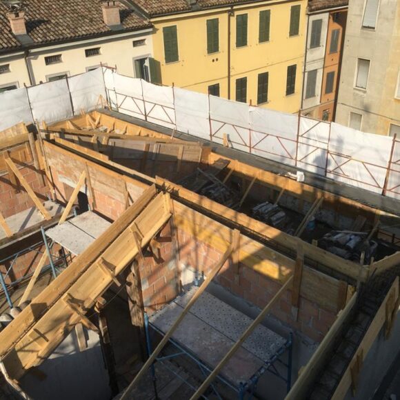 Piazzale S. Maddalena (PR) Cordoli in cemento armato per tetto