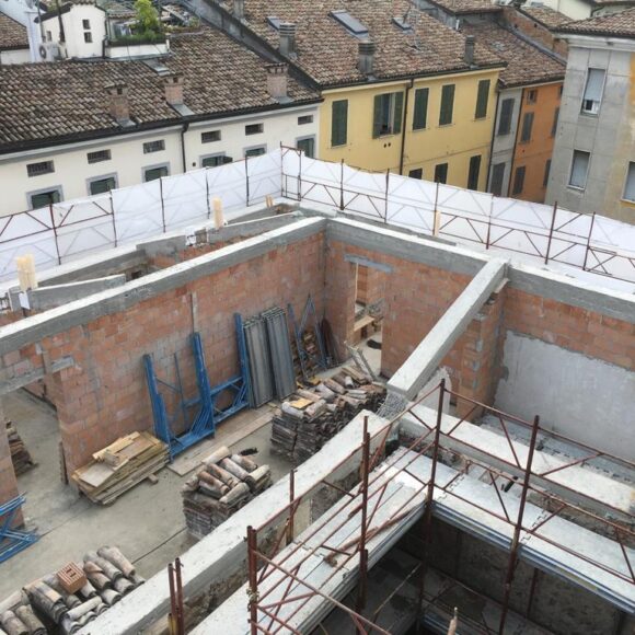 Piazzale S. Maddalena (PR) Cordoli in cemento armato per tetto