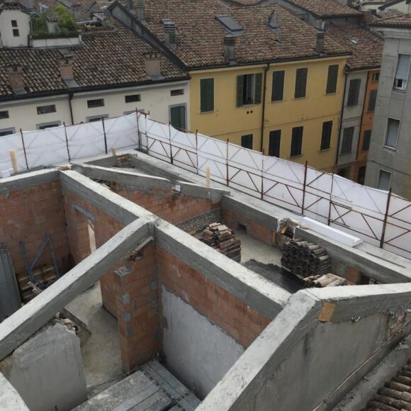Piazzale S. Maddalena (PR) Cordoli in cemento armato per tetto