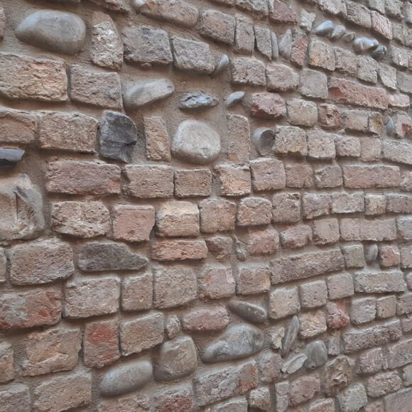 Borgo Onorato (PR) Muro di recinzione