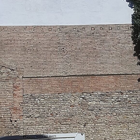 Borgo Onorato (PR) Muro di recinzione