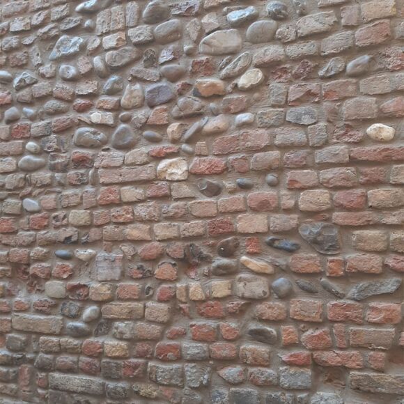 Borgo Onorato (PR) Muro di recinzione