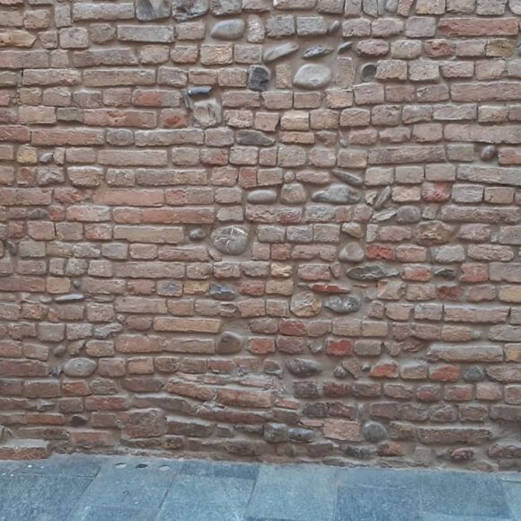 Borgo Onorato (PR) Muro di recinzione